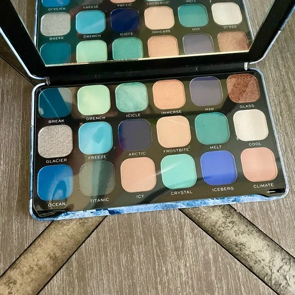 Makeup Revolution Eyeshadow Palette London Forever Flawless Ice, 18 Shades New - Picture 3 of 7